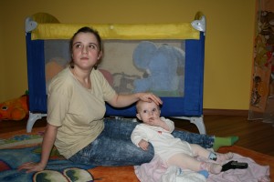 Eine Mutter und ihr Kind im Mutter-Kind-Heim in Chisinau